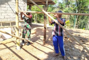 Wujudkan Kepedulian Babinsa Bantu Warga Buat Kandang Kambing