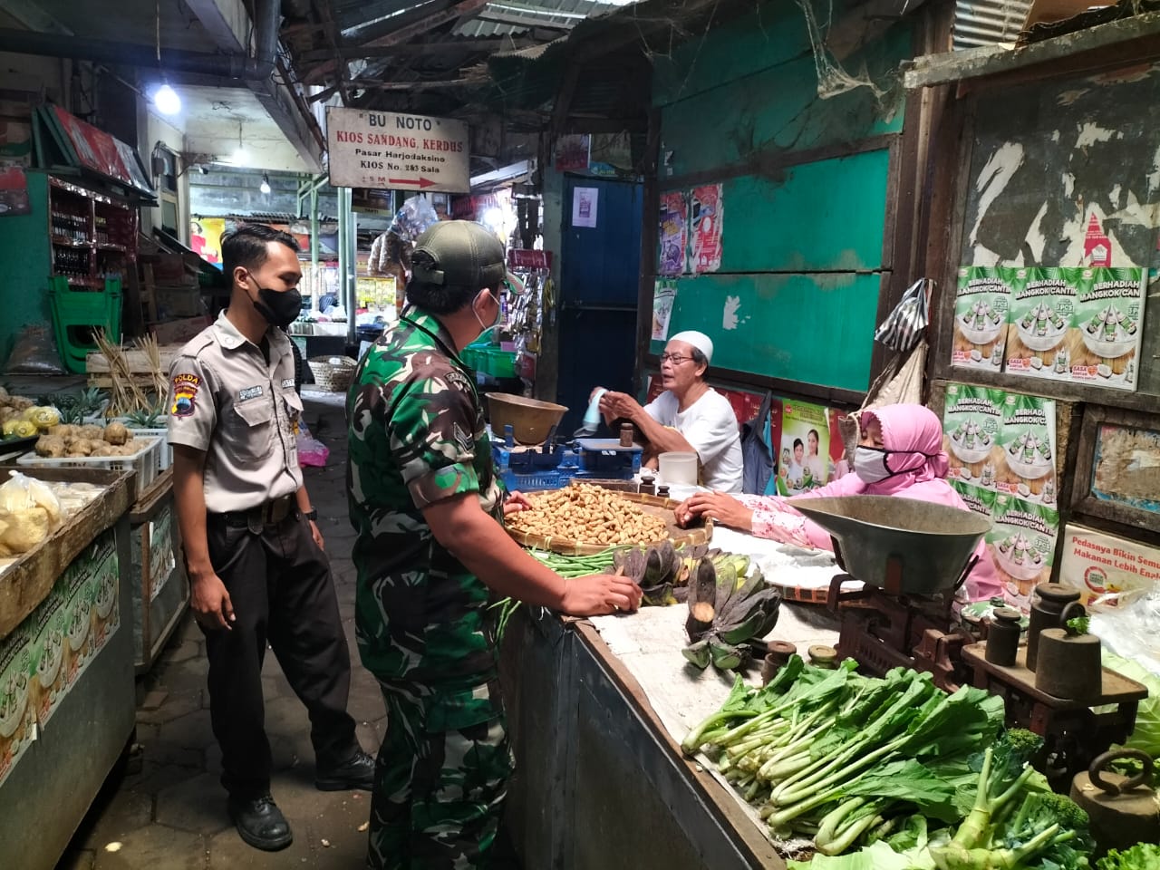 Babinsa Danukusuman Komsos sambil PPKM Dengan Pedagang Pasar Hardjodaksino.