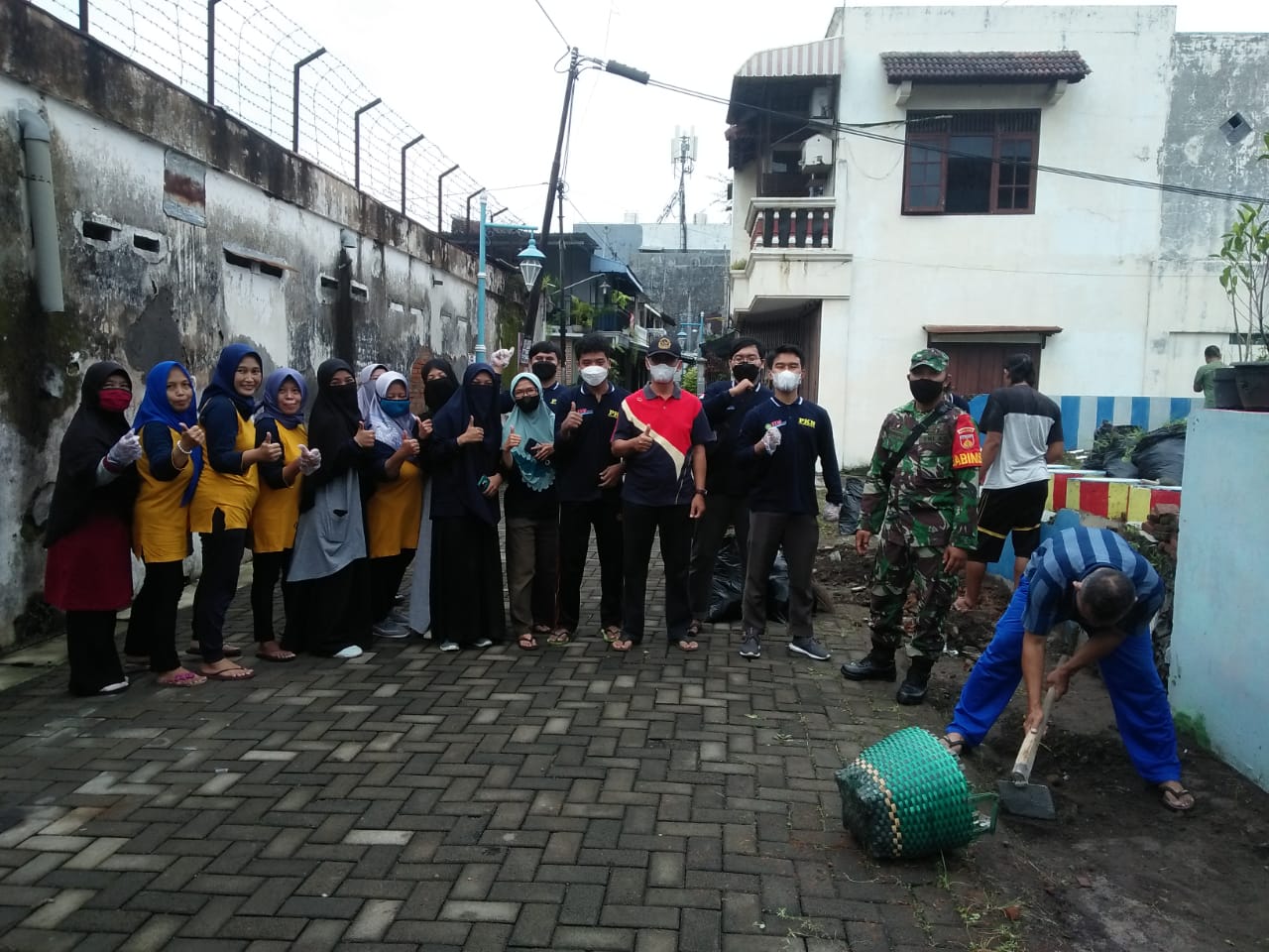 Babinsa Jayengan Kerja Bakti Menyongsong HUT RI Ke-77 Bersama Warganya