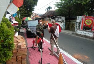 Babinsa Jayengan Pelopori Pemasangan Umbul-umbul dan Bendera Memperingati HUT RI Ke 77 Tahun 2022