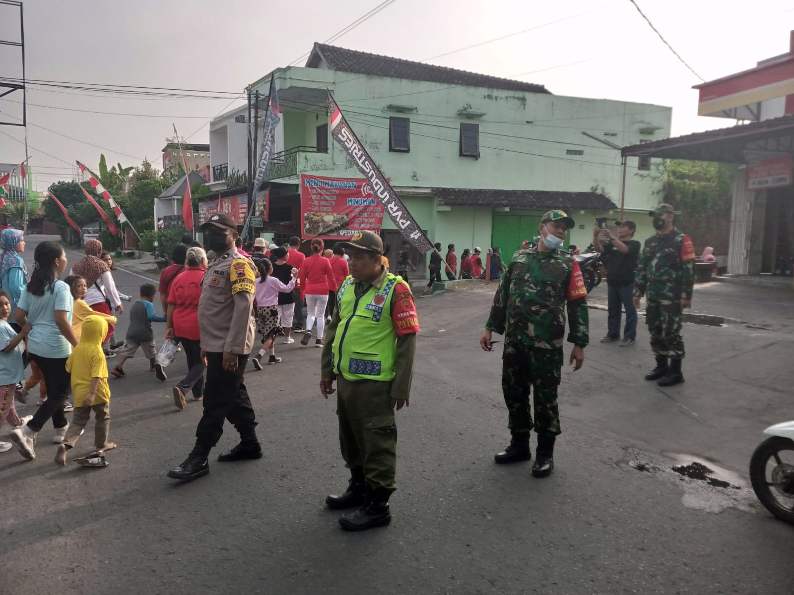 Babinsa Kelurahan Tipes Amankan Jalan Sehat di wilayah binaan