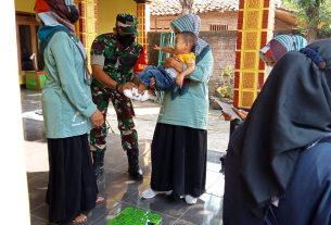 Babinsa Koramil 05 Weru, Bantu Posyandu dampingi Posyandu Keliling