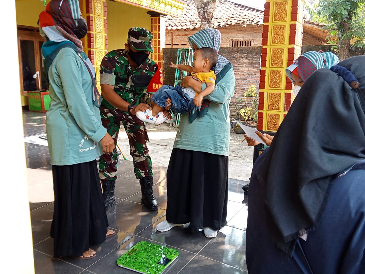 Babinsa Koramil 05 Weru, Bantu Posyandu dampingi Posyandu Keliling