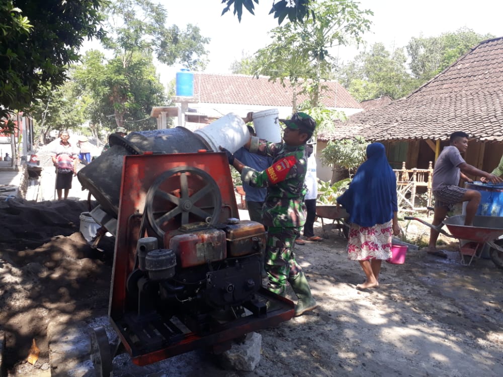 Babinsa Sambi Gotong Royong Bersama Warga Karangsalam