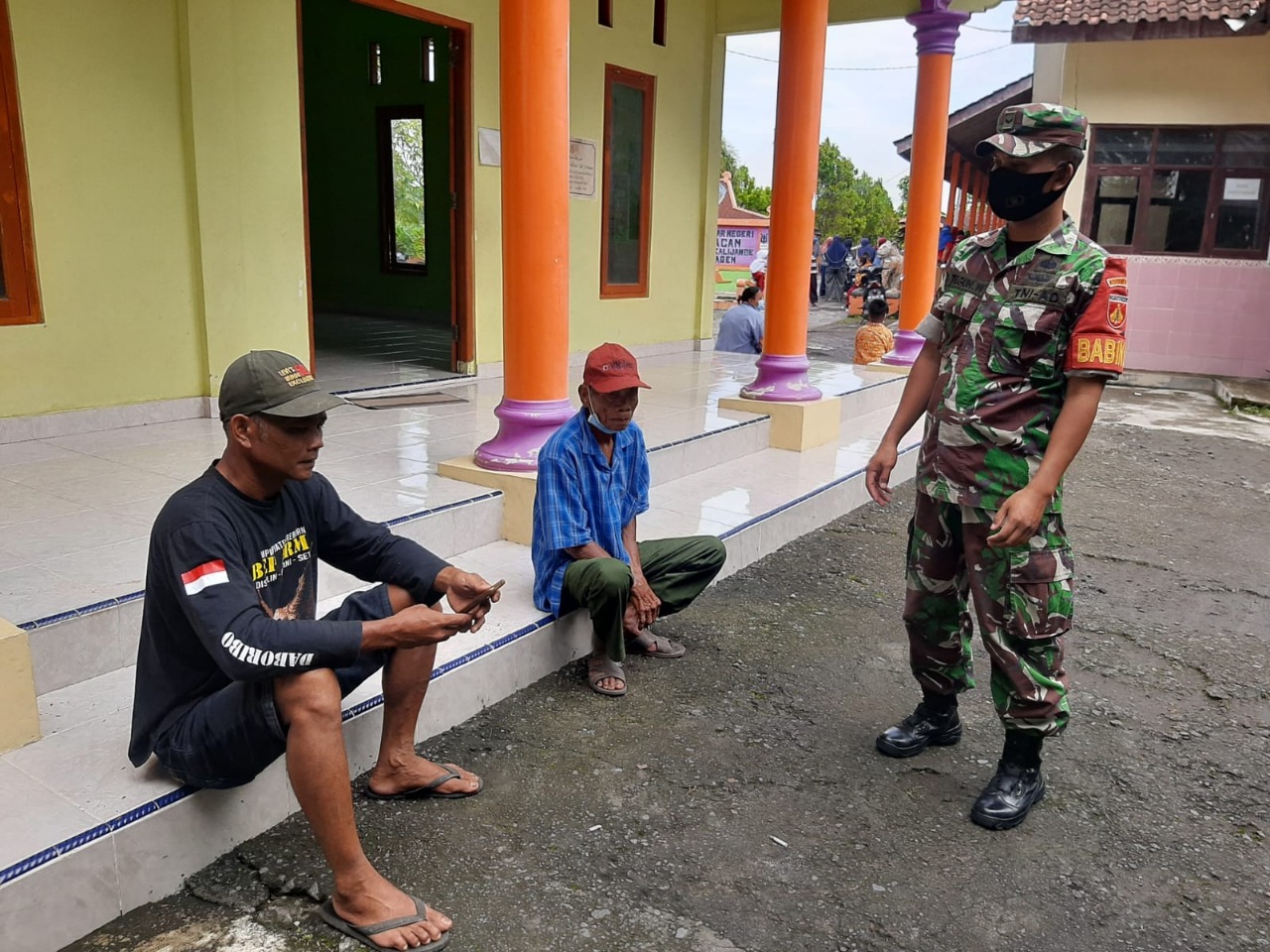 Babinsa Wonorejo Ajak Warga Jaga Kerukunan