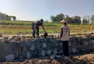 Babinsa bersama Warga Desa Geneng Gotong Royong Bangun Talud Lahan Makam Pengging, Miri