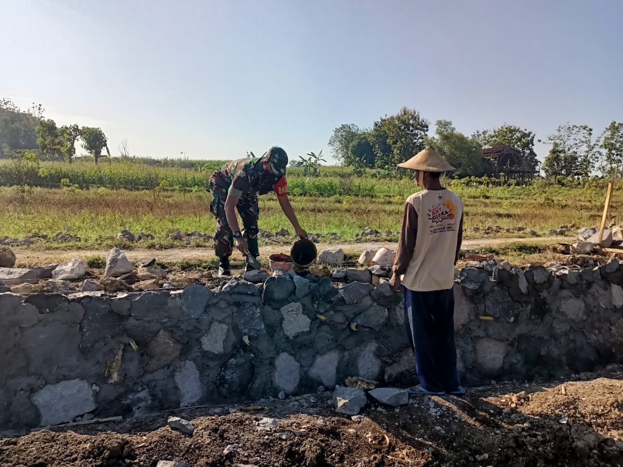 Babinsa bersama Warga Desa Geneng Gotong Royong Bangun Talud Lahan Makam Pengging, Miri
