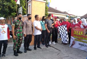 Babinsan dan Bhabinkamtibmas Joyotakan Kawal Jalan Sehat Memperingari HUT RI Ke-77