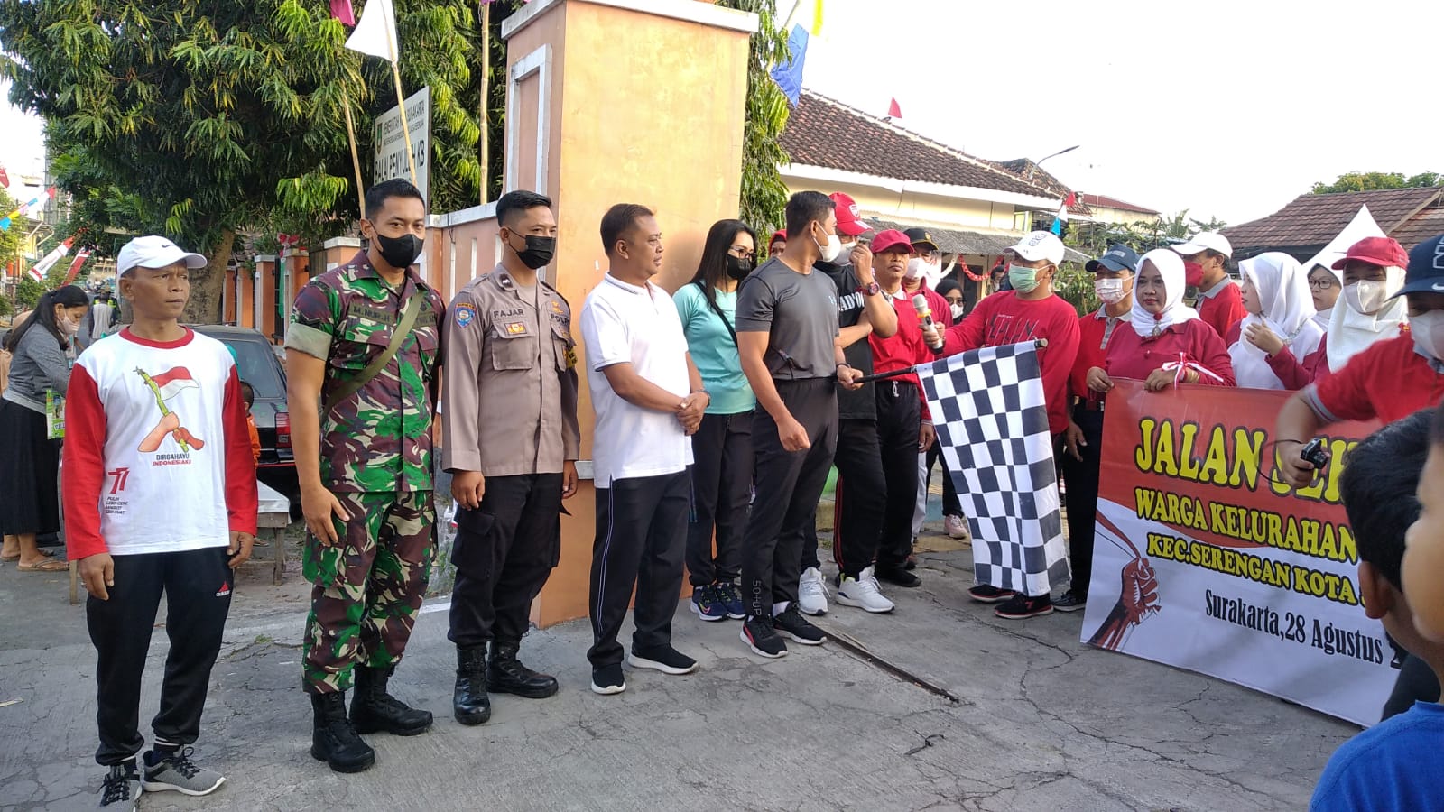 Babinsan dan Bhabinkamtibmas Joyotakan Kawal Jalan Sehat Memperingari HUT RI Ke-77