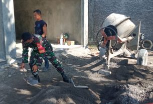 Bantu Renovasi Rumah Warga, Babinsa Giatkan Gotong Royong