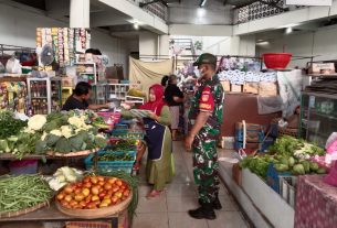 Begini Cara Serma Sujianto Dalam Menerapkan Prokes di Pasar Tradisional