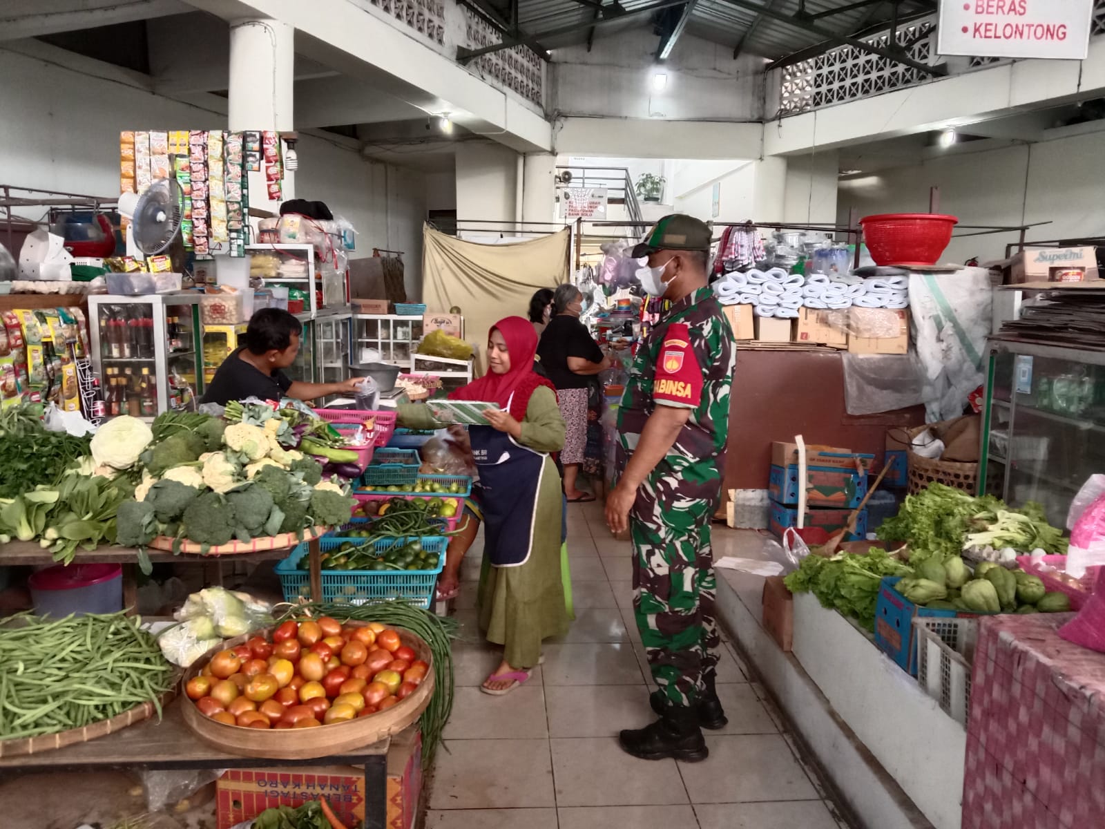 Begini Cara Serma Sujianto Dalam Menerapkan Prokes di Pasar Tradisional