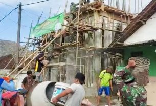 Bersama Warga Kedungrejo, Babinsa Koramil Sumberrejo Bojonegoro Cor dek Lantai Masjid Dusun Megal