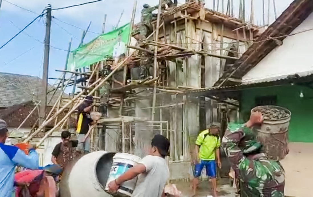 Bersama Warga Kedungrejo, Babinsa Koramil Sumberrejo Bojonegoro Cor dek Lantai Masjid Dusun Megal