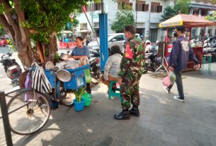 Blusukan Ke Pasar Gedhe Solo, Babinsa Kelurahan Sudiroprajan Bersama Security Awasi PPKM Dan Berikan Himbauan Prokes