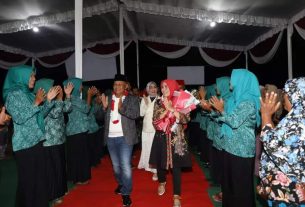 Bupati Lampung Selatan Di Dampingi Ketua TP-PKK Hadiri Pertunjukan Wayang Kulit Di Tanjung Bintang