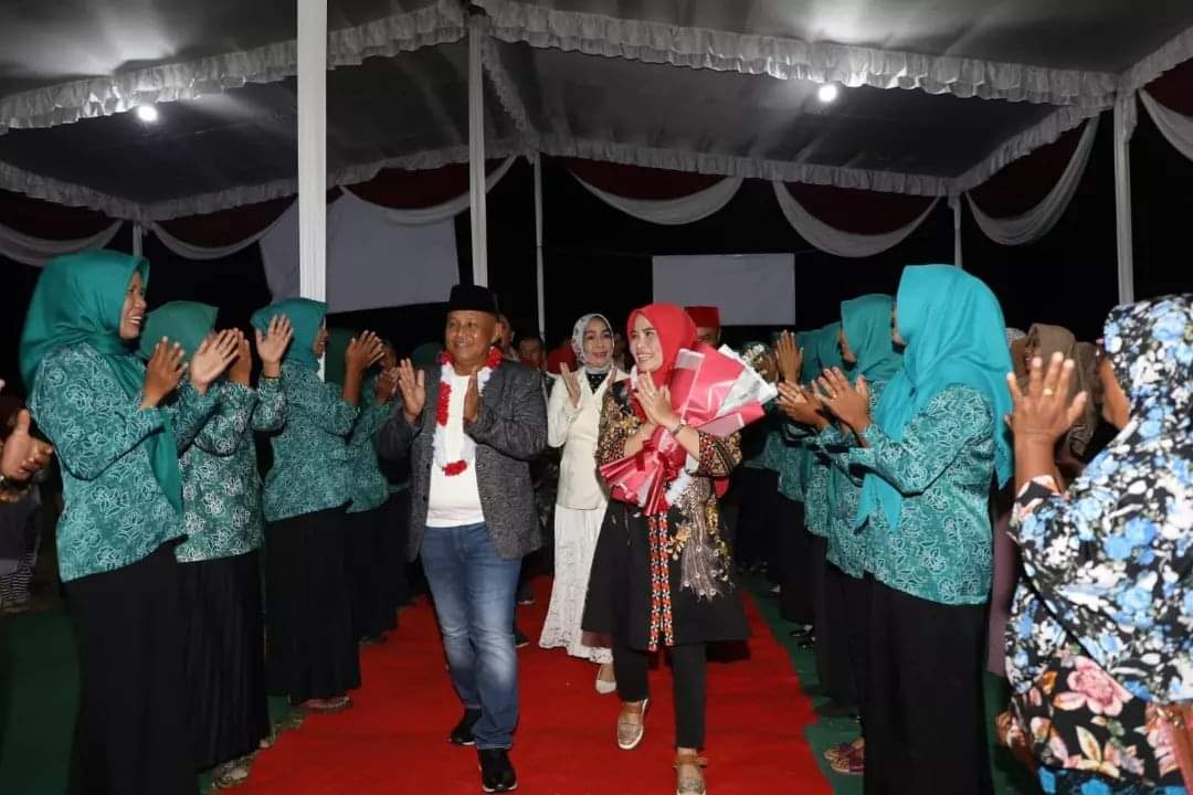 Bupati Lampung Selatan Di Dampingi Ketua TP-PKK Hadiri Pertunjukan Wayang Kulit Di Tanjung Bintang