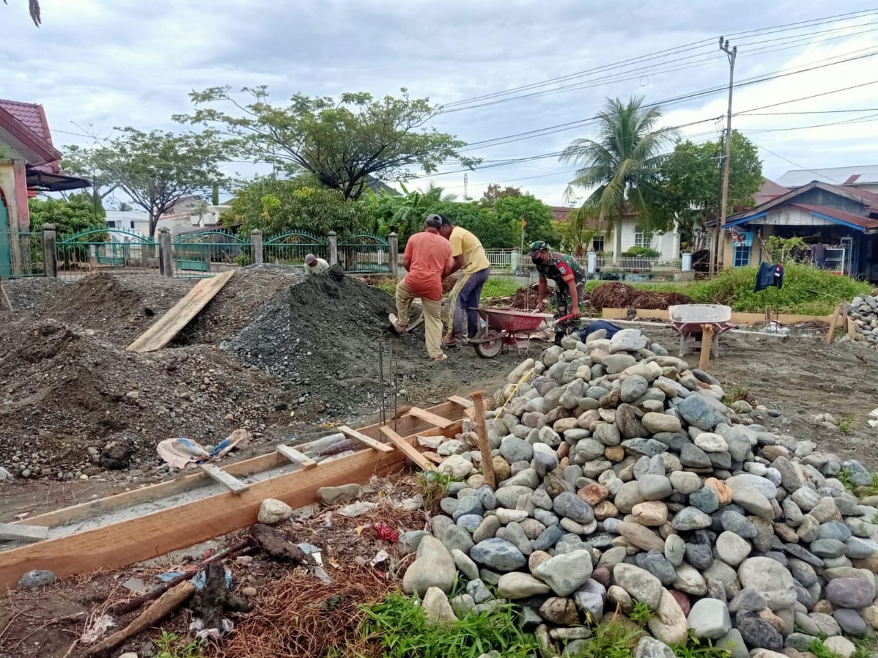 Cetak Generasi Yang Beriman, Babinsa Koramil 07/JP lkut Gotong Royong Pembangunan Balai Pengajian