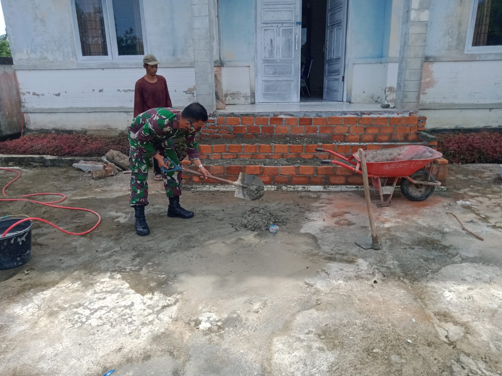 Danramil 03/Kaway XVI Luncurkan Babinsanya Bantu Warga Finishing Renovasi Rumah