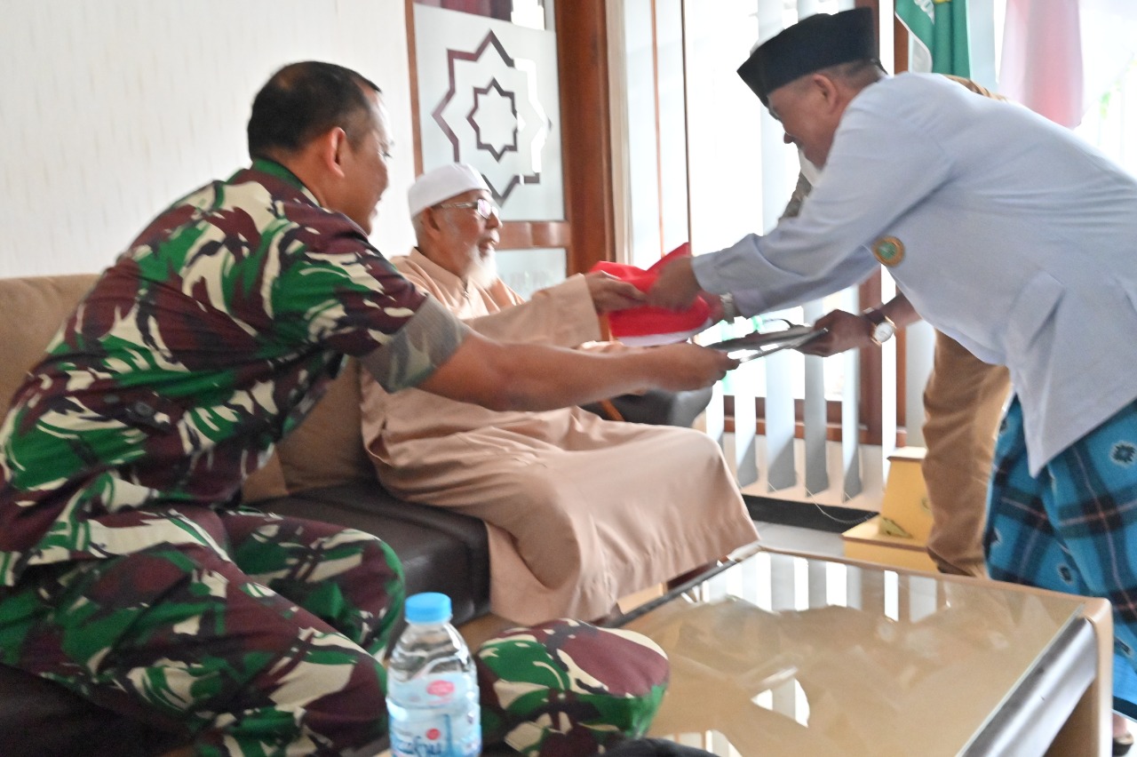 Danrem 074/Warastratama Serahkan Bendera Merah Putih Kepada Ustad Abu Bakar Ba'asyir