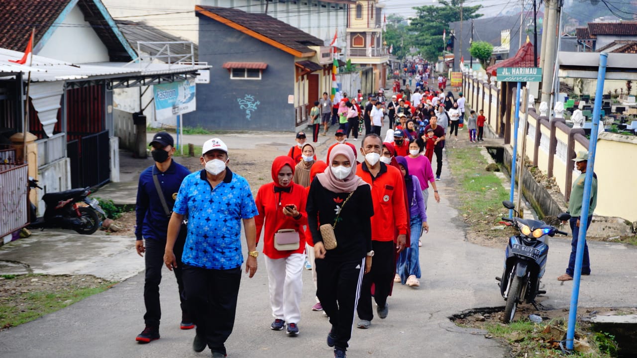 Deddy Amarullah Buka Jalan Sehat Kolaborasi 3 RT