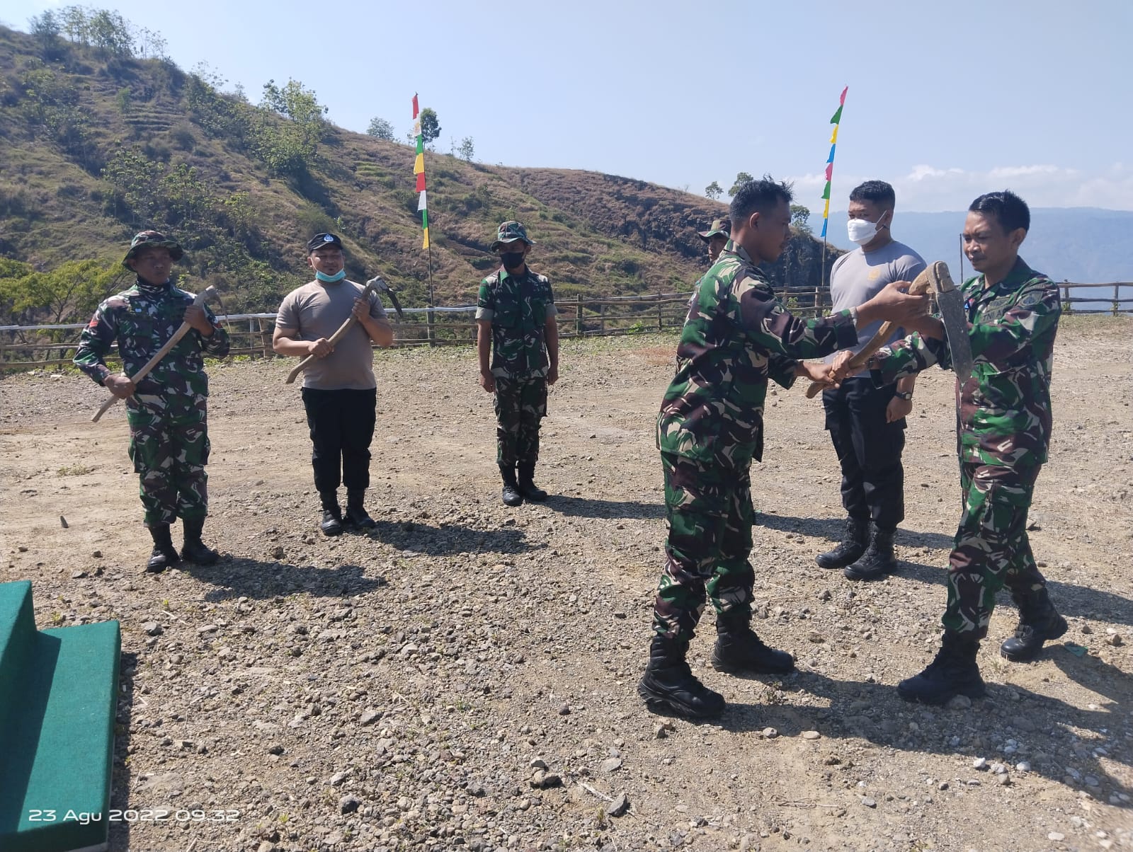Di Puncak Kraguman, Personil TNI Bersama Instansi Terkait Persiapkan Uoacara Penutupan TMMD