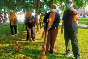 Dinsos Lampung Laksanakan Jumat Bersih di TMPN Tanjung Karang, Rangkaian Peringatan HUT RI ke-77
