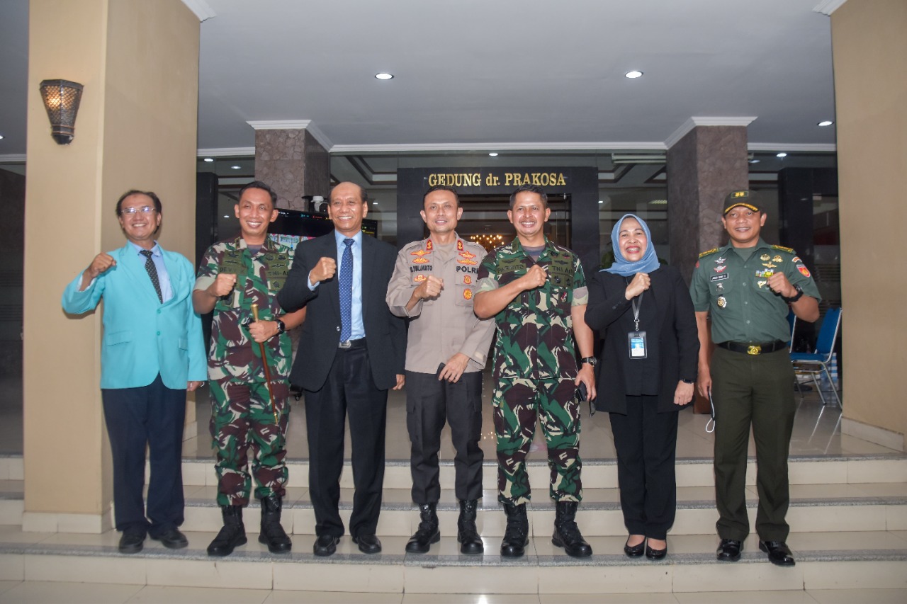 Kasdam IV/Diponegoro Beri Kuliah Umum Kepada Mahasiswa UNS