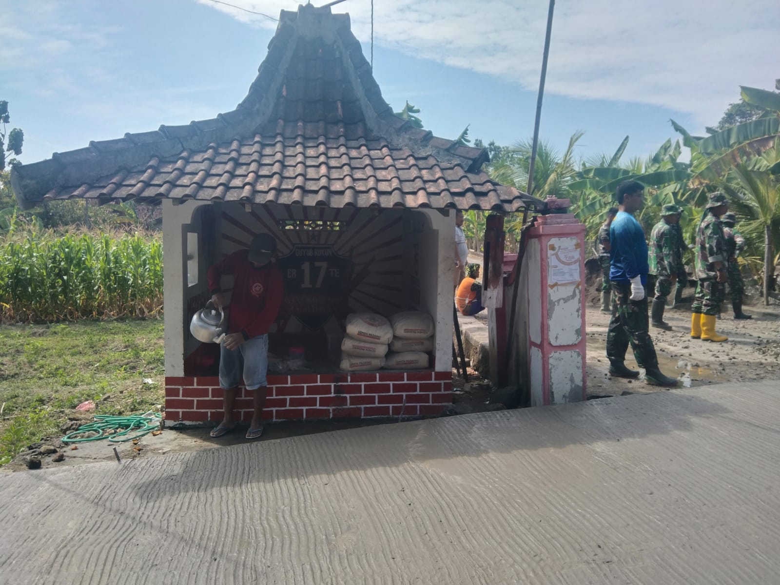 Distribusi Semen Lancar, Pos Ronda Jadi Gudang Sementara