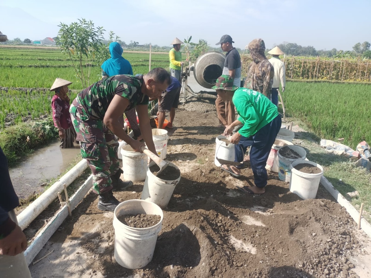 Dukung Pembangunan Desa, Babinsa Bersama Warga Laksanakan Betonisasi jalan