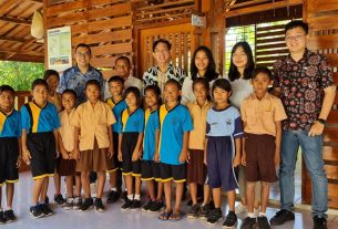 FIFGROUP Donasi Tiga Unit Sepeda Motor, Bantu Guru Muda Garda Depan di Kabupaten Rote Ndao