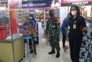 Gandeng Security, Serka M Nasirin Cek Prokes Dan Awasi PPKM di Swalayan Luwes Nusukan