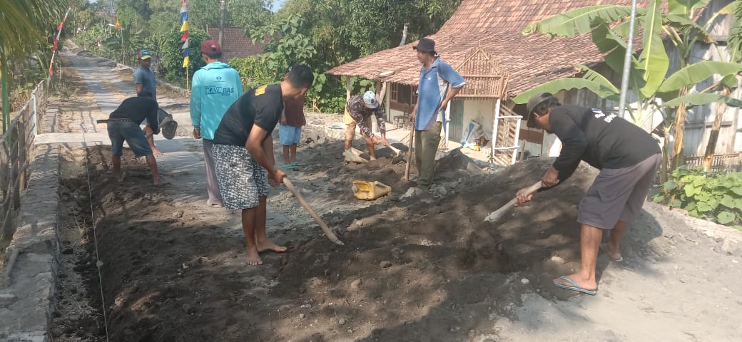 Gerak Cepat Satgas TMMD Bersama Warga Ratakan Urug