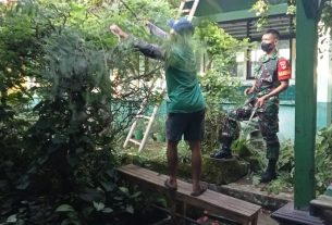 Gotong Royong Babinsa Bersama Tukang Kebun Sekolahan Bersihkan Ranting Pohon