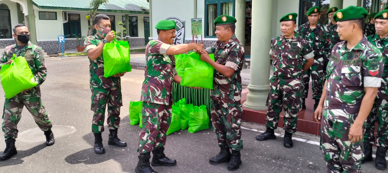 HUT Ke 77 RI, Kasdim 0105/Abar Serahkan Paket Sembako Kepada Prajurit