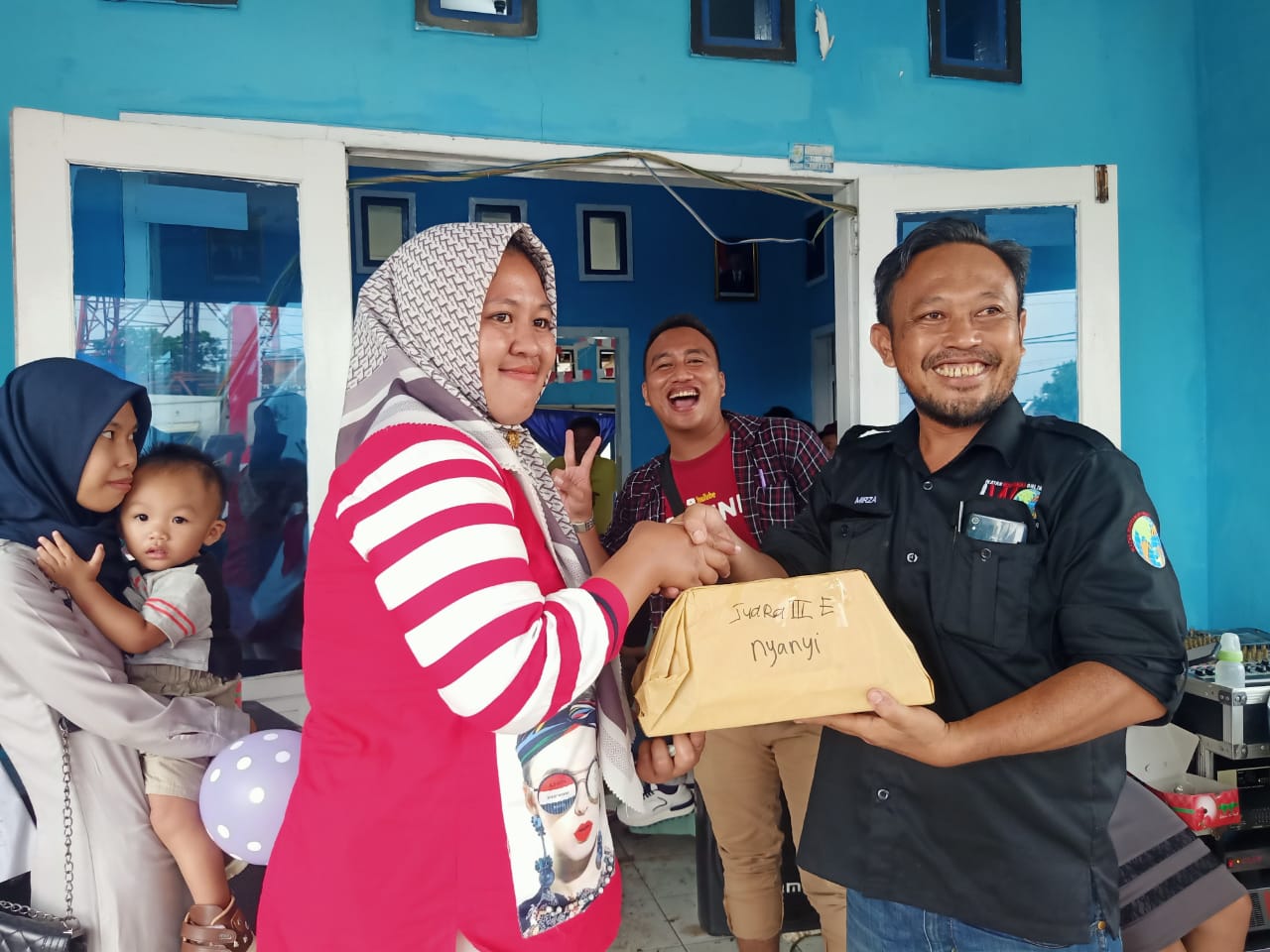 Hadiri Perlombaan, Ketua PD IWO Lampura dan Kabid Kominfo Berikan Hadiah Bagi Pemenang