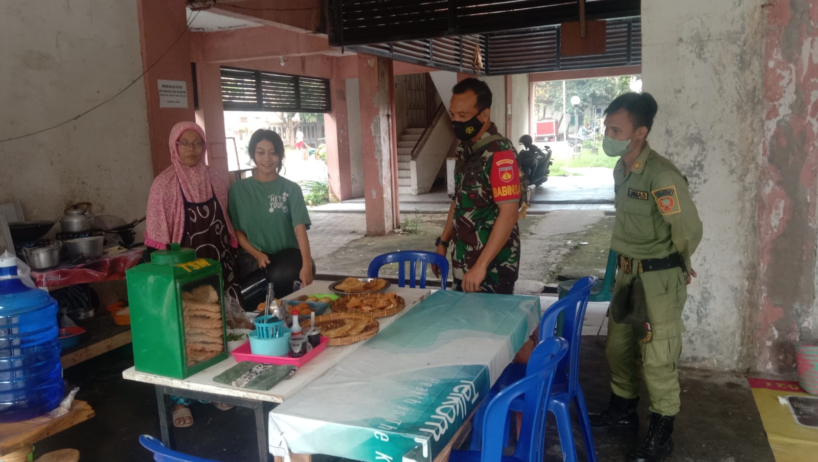 Hindarkan Penyebaran Covid-19, Sertu Marianto Bersama Linmas Terus Berikan Himbauan Prokes Kepada Warga