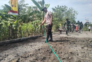 Inisiatif Aiptu Suwarno Di Lokasi TMMD