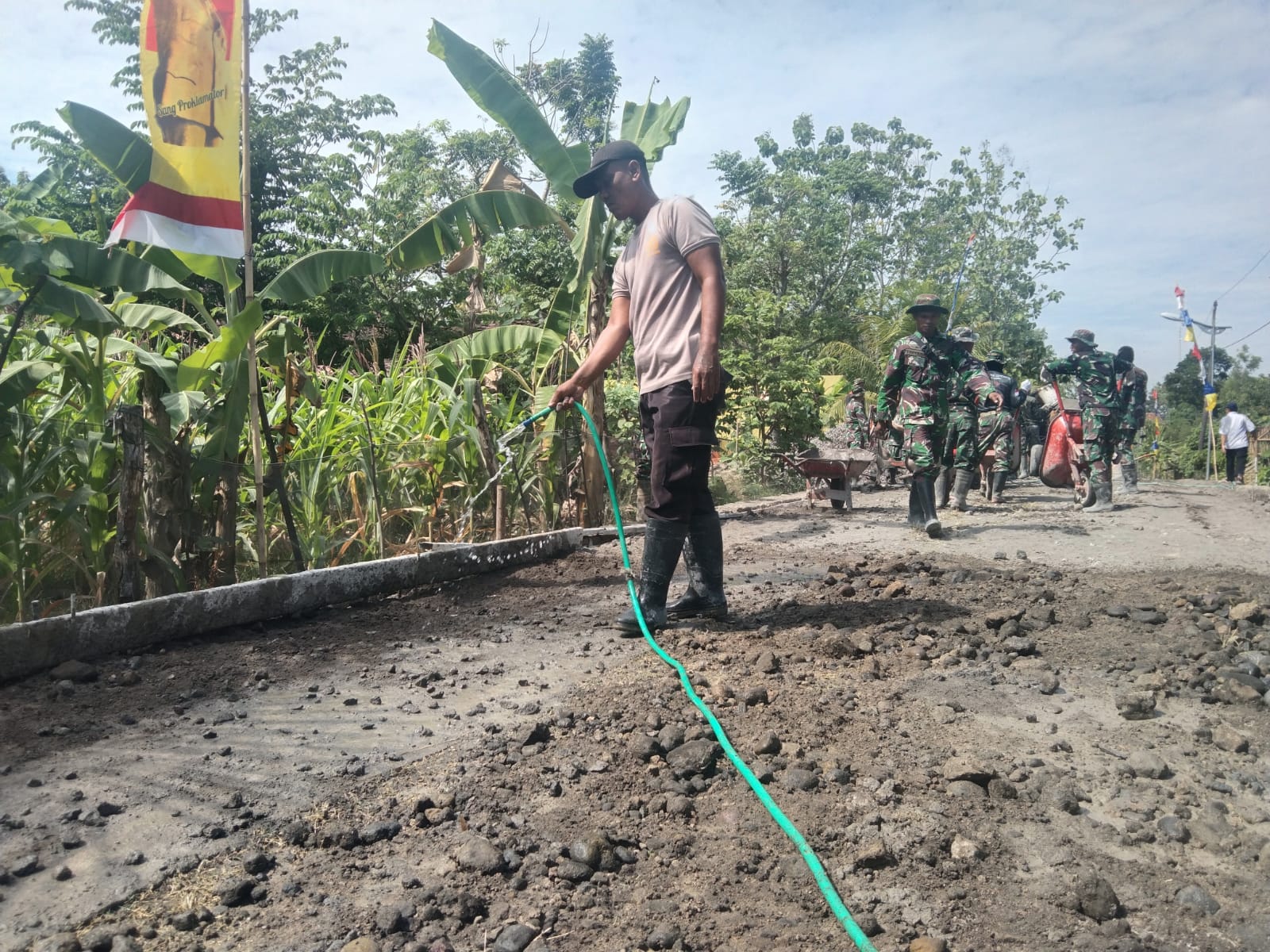 Inisiatif Aiptu Suwarno Di Lokasi TMMD