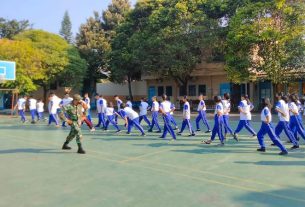 Jaga Kesehatan Sersan Mayor Yudhi Senam Pagi Bersama Siswa/Siswi SMA 1 Kristen Surakarta