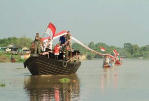 Kecamatan Bayung Lencir Bentangkan Bendera Merah Putih 177 Meter di Sungai Lalan