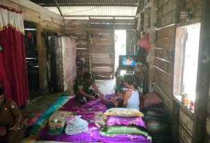 Kepedulian Babinsa Koramil 04/Meureubo Dituangkan Membesuk Warga Binaannya Yang Sakit