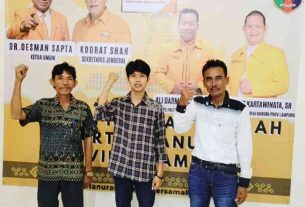 Ketua DPC Partai Hanura Kabupaten Pesisir Barat, Yanto Arif (kiri), didampingi sekretaris Ridho (tengah), dan bendahara Idwin Sopha (kanan). _ Kolase GridArt_dok_Muzzamil