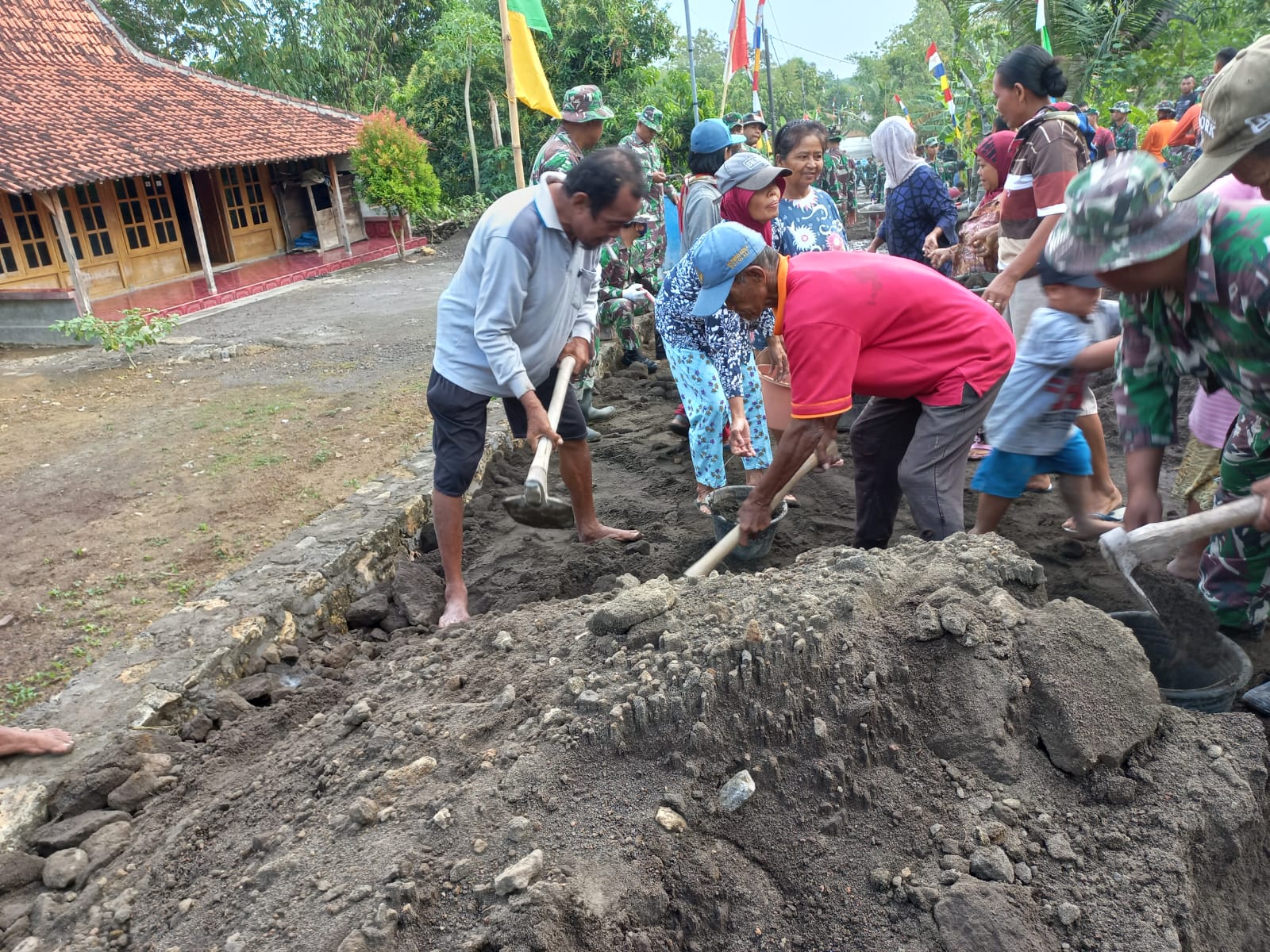 Kisah Kakek Pekerja Keras di Lokasi TMMD
