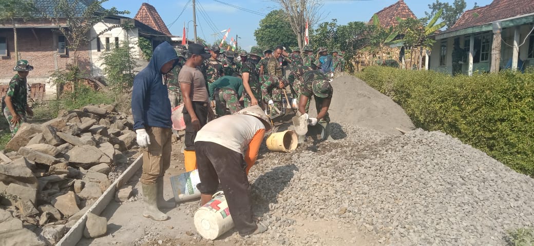 Kolaburasi TNI Dan Warga Percepat Pengecoran Jalan