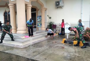 Masjid Istiqomah Suak Ribee Menjadi Sasaran Jum'at Bersih Anggota Koramil 07/Johan Pahlawan