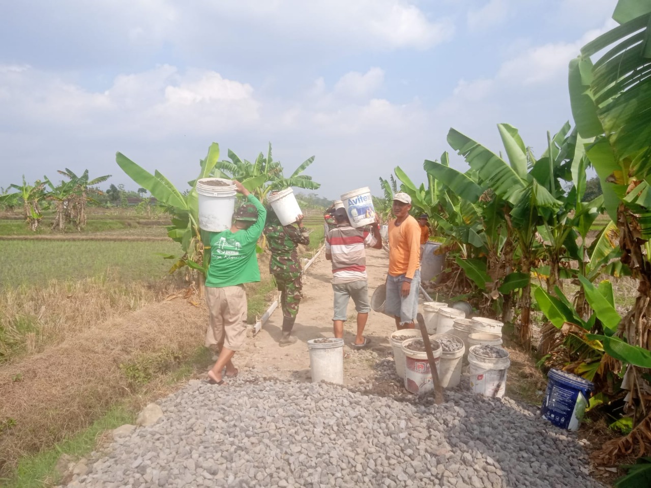 Menjadi Pelopor di Wilayah Binaan, Babinsa Bantu Pengecoran Jalan Setapak Menuju Sawah