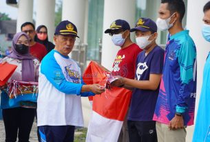 Meriahkan HUT RI Ke-77 Wabup Bagikan Seribu (1000) Bendera Merah Putih.