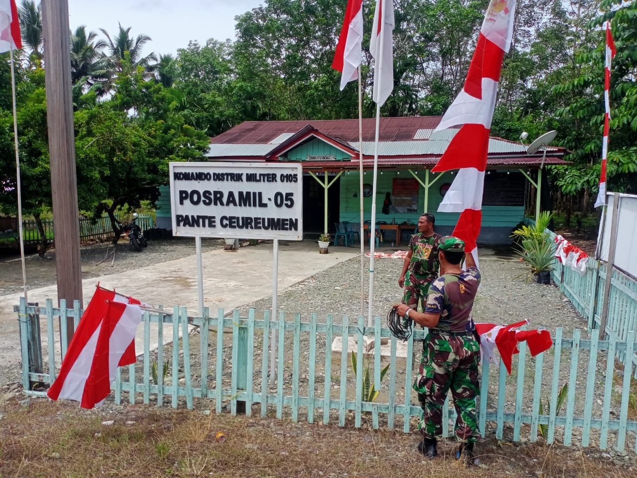 Meriahkan HUT RI Ke 77, Prajurit Jajaran Kodim 0105/Abar Memerah Putihkan Perkantoran