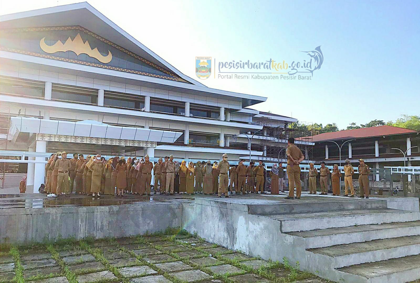 Pelaksanaan Apel Pagi Pemkab Pesisir Barat Di Halaman Gedung Baru